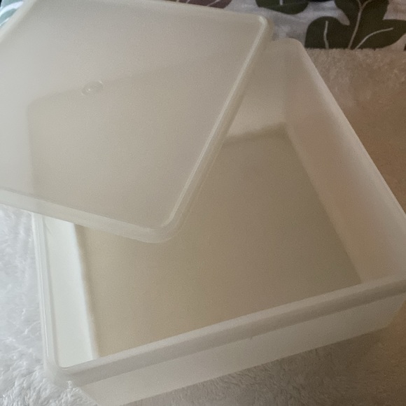 Large square vintage Tupperware container with lid - Picture 3 of 3